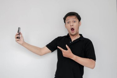 Cep telefonlu Asyalı genç adam.