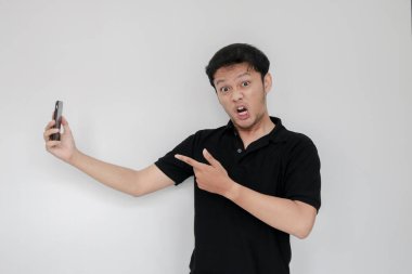 Cep telefonlu Asyalı genç adam.