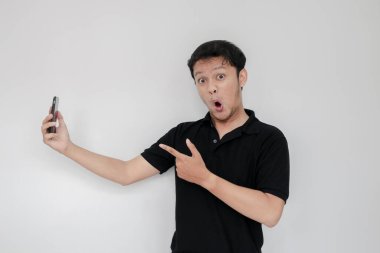 Cep telefonlu Asyalı genç adam.