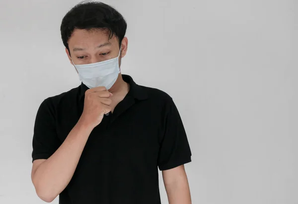 若いですアジア人男性でマスク — ストック写真