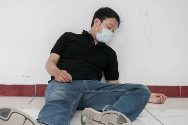 Maskeli Genç Asyalı Acı Çekiyor — Stok fotoğraf