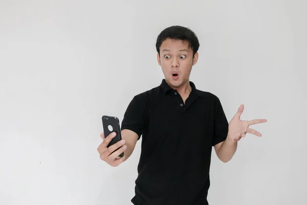 Impresionado Asiático Joven Hombre Con Teléfono Celular — Foto de Stock