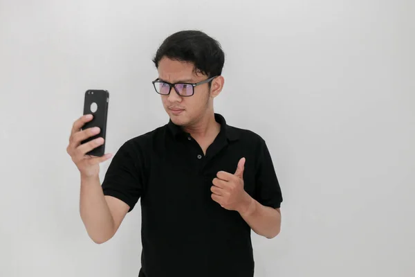 Ung Asiatisk Man Med Mobiltelefon — Stockfoto