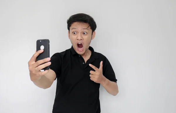 Beeindruckt Asiatischer Junger Mann Mit Handy — Stockfoto