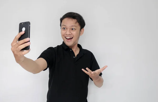 Impresionado Asiático Joven Hombre Con Teléfono Celular — Foto de Stock