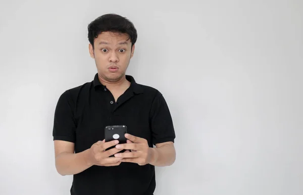 Imponerad Asiatisk Ung Man Med Mobiltelefon — Stockfoto