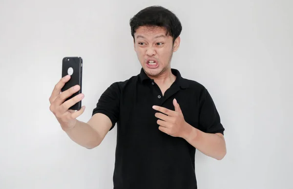 Impressionato Asiatico Giovane Uomo Con Cellulare — Foto Stock