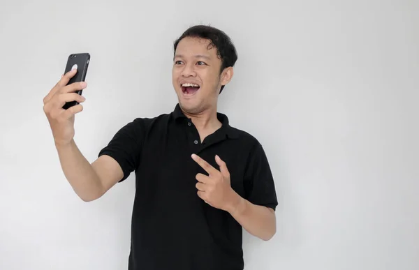 Beeindruckt Asiatischer Junger Mann Mit Handy — Stockfoto
