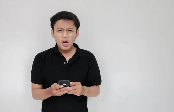 Вражений Азіатський Молодий Чоловік Мобільним Телефоном — стокове фото