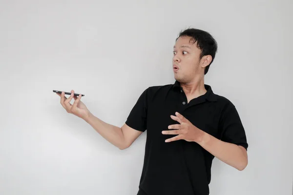 Imponerad Asiatisk Ung Man Med Mobiltelefon — Stockfoto