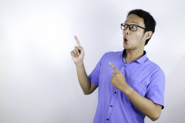 Duygusal Asyalı öğrenci mavi gömleği 