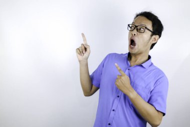 Gülümseyen Asyalı öğrenci mavi gömleğinin portresi