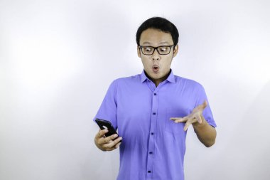 Duygusal Asyalı öğrenci mavi gömleği