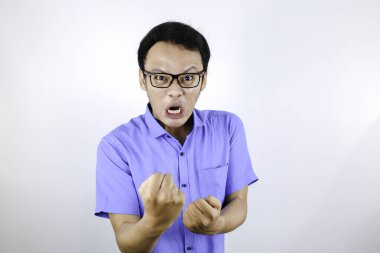 Kızgın Asyalı öğrenci mavi gömleği