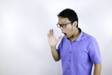 Duygusal Asyalı öğrenci mavi gömleği