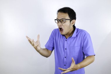 Kızgın Asyalı öğrenci mavi gömleği