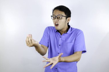 Kızgın Asyalı öğrenci mavi gömleği