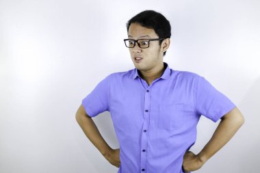 Kızgın Asyalı öğrenci mavi gömleği