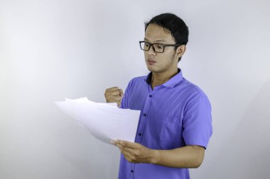 Elinde belgelerle Asyalı şoka uğramış bir öğrenci