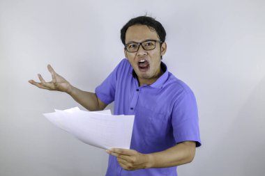 Elinde belgelerle Asyalı şoka uğramış bir öğrenci