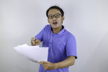 Kızgın Asyalı öğrenci elinde belgeler tutuyor.