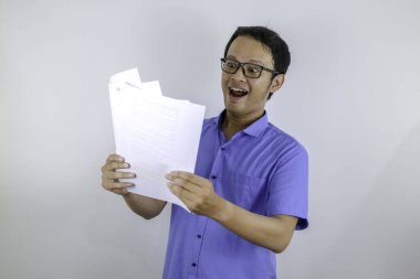 Elinde belgelerle gülümseyen Asyalı öğrencinin portresi