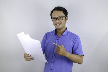 Elinde belgelerle gülümseyen Asyalı öğrencinin portresi
