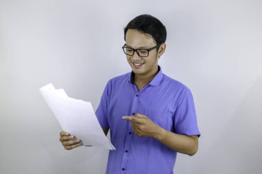 Elinde belgelerle gülümseyen Asyalı öğrencinin portresi