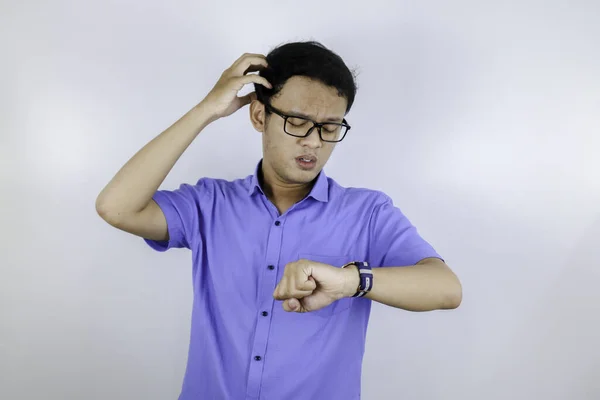 Angustiado Asiático Estudante Olhando Mão Relógio — Fotografia de Stock