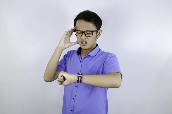 Bekymrad Asiatisk Student Tittar Hand Titta — Stockfoto
