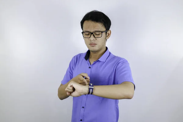 Asian Student Looking Hand Watch — Stock Photo, Image