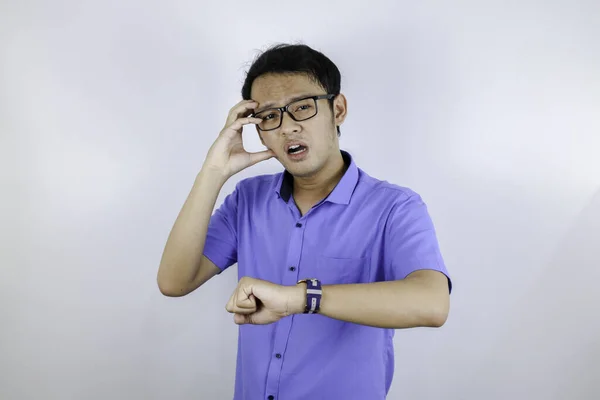 Angustiado Asiático Estudiante Mirando Mano Reloj —  Fotos de Stock
