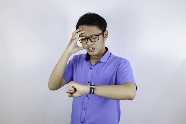 Bekymrad Asiatisk Student Tittar Hand Titta — Stockfoto