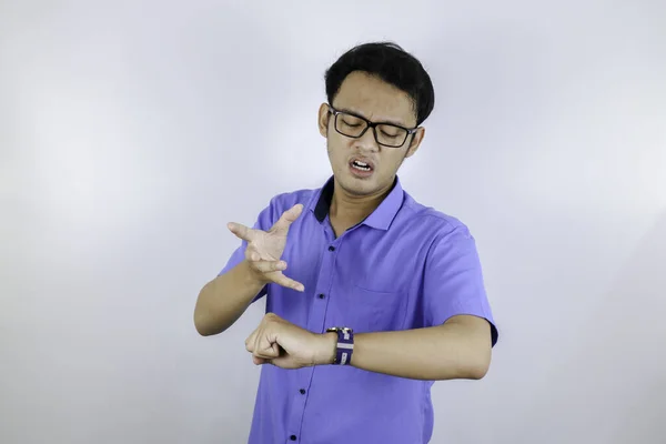 Angustiado Asiático Estudante Olhando Mão Relógio — Fotografia de Stock