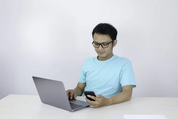 Trabalhando Asiático Estudante Usando Telefone Móvel — Fotografia de Stock