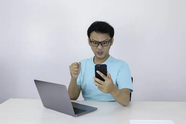 Trabalhando Asiático Estudante Usando Telefone Móvel — Fotografia de Stock