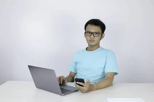 Pracující Asijský Student Pomocí Mobilního Telefonu — Stock fotografie