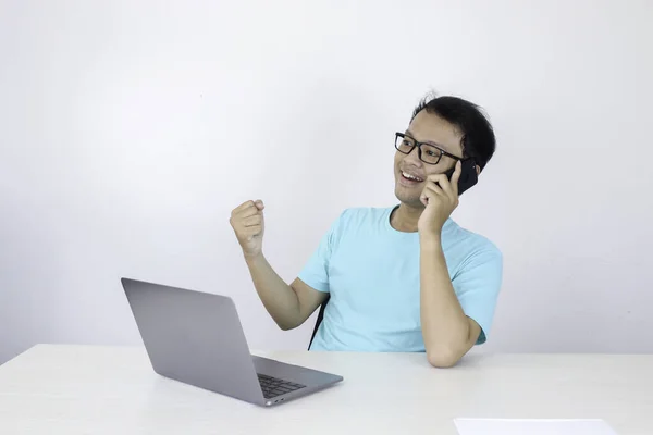 Asian Man Using Laptop Computer Looking Camera — Stock Photo, Image