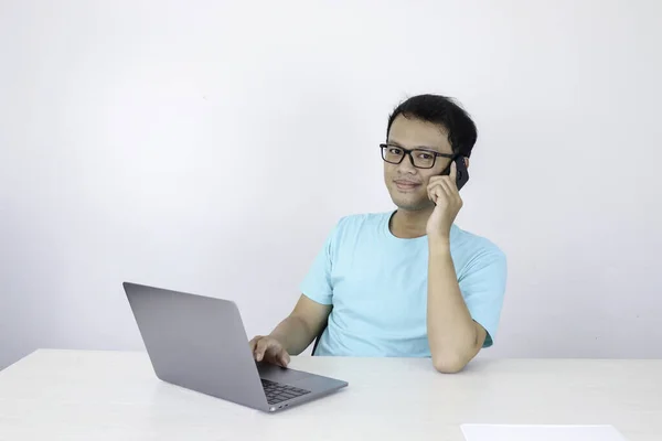 Ásia Homem Usando Laptop Computador Olhando Para Câmera — Fotografia de Stock