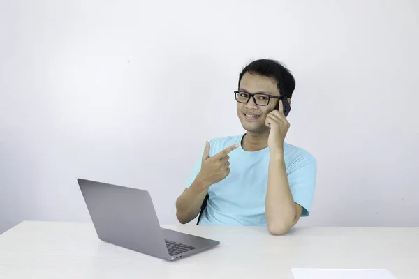 Азіатський Чоловік Використовує Ноутбук Дивиться Камеру — стокове фото