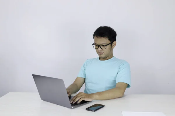 Asiatisk Man Som Använder Bärbar Dator Och Tittar Kameran — Stockfoto