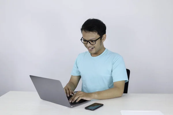 Ásia Homem Usando Laptop Computador Olhando Para Câmera — Fotografia de Stock