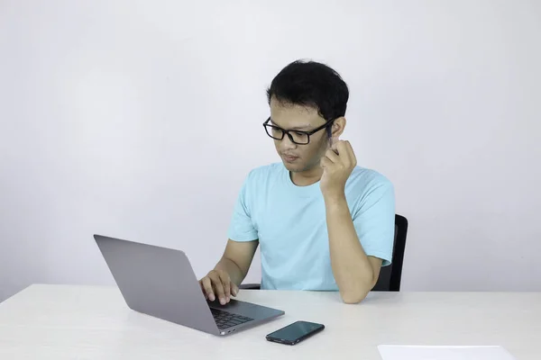 アジア系の男性がノートパソコンを使ってカメラを見て — ストック写真
