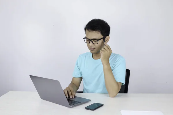 Азіатський Чоловік Використовує Ноутбук Дивиться Камеру — стокове фото