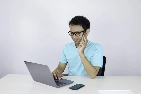 Ásia Homem Usando Laptop Computador Olhando Para Câmera — Fotografia de Stock