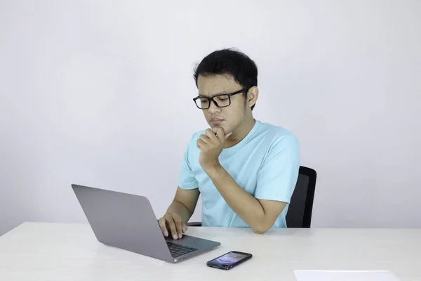 Asiatische Manager Mit Laptop Computer — Stockfoto