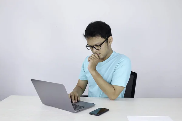 Азіатський Менеджер Допомогою Ноутбука — стокове фото