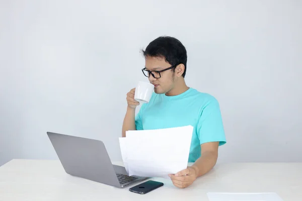 Homem Asiático Jovem Sorriso Feliz Trabalhar Laptop Documento Com Caneca — Fotografia de Stock