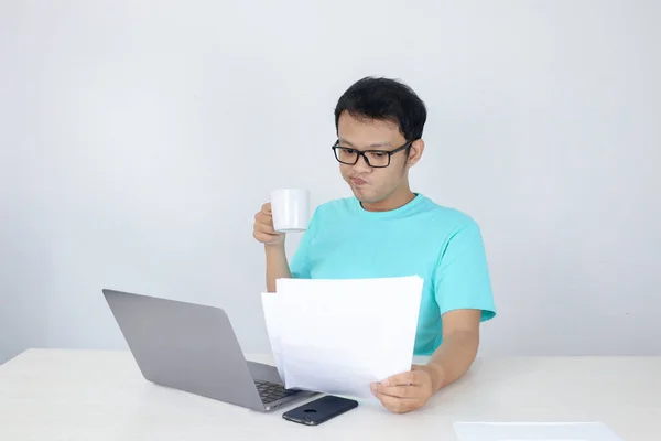 Homem Asiático Jovem Sorriso Feliz Trabalhar Laptop Documento Com Caneca — Fotografia de Stock