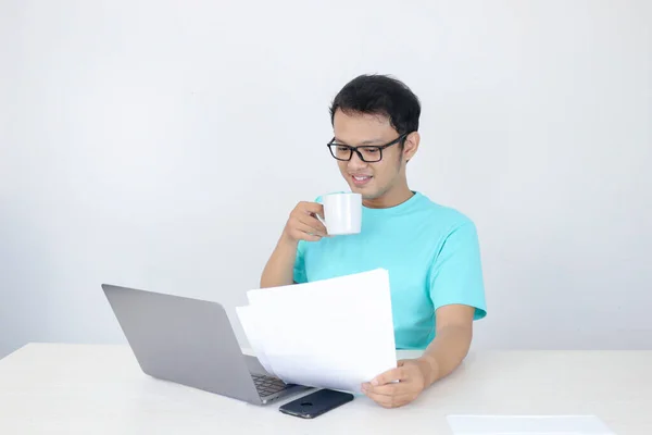 Homem Asiático Jovem Sorriso Feliz Trabalhar Laptop Documento Com Caneca — Fotografia de Stock